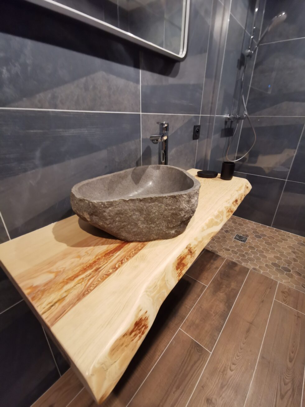 Résultat de la pose d'un lavabo en pierre durant la création d'une nouvelle salle de bain