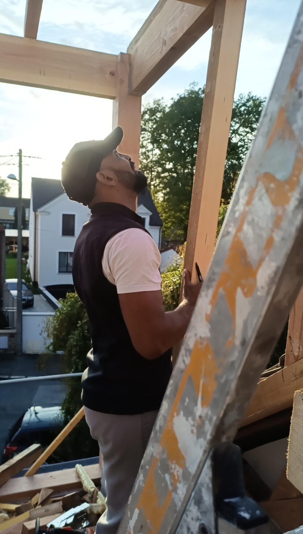 artisan entrain de poser la charpente d'une maison