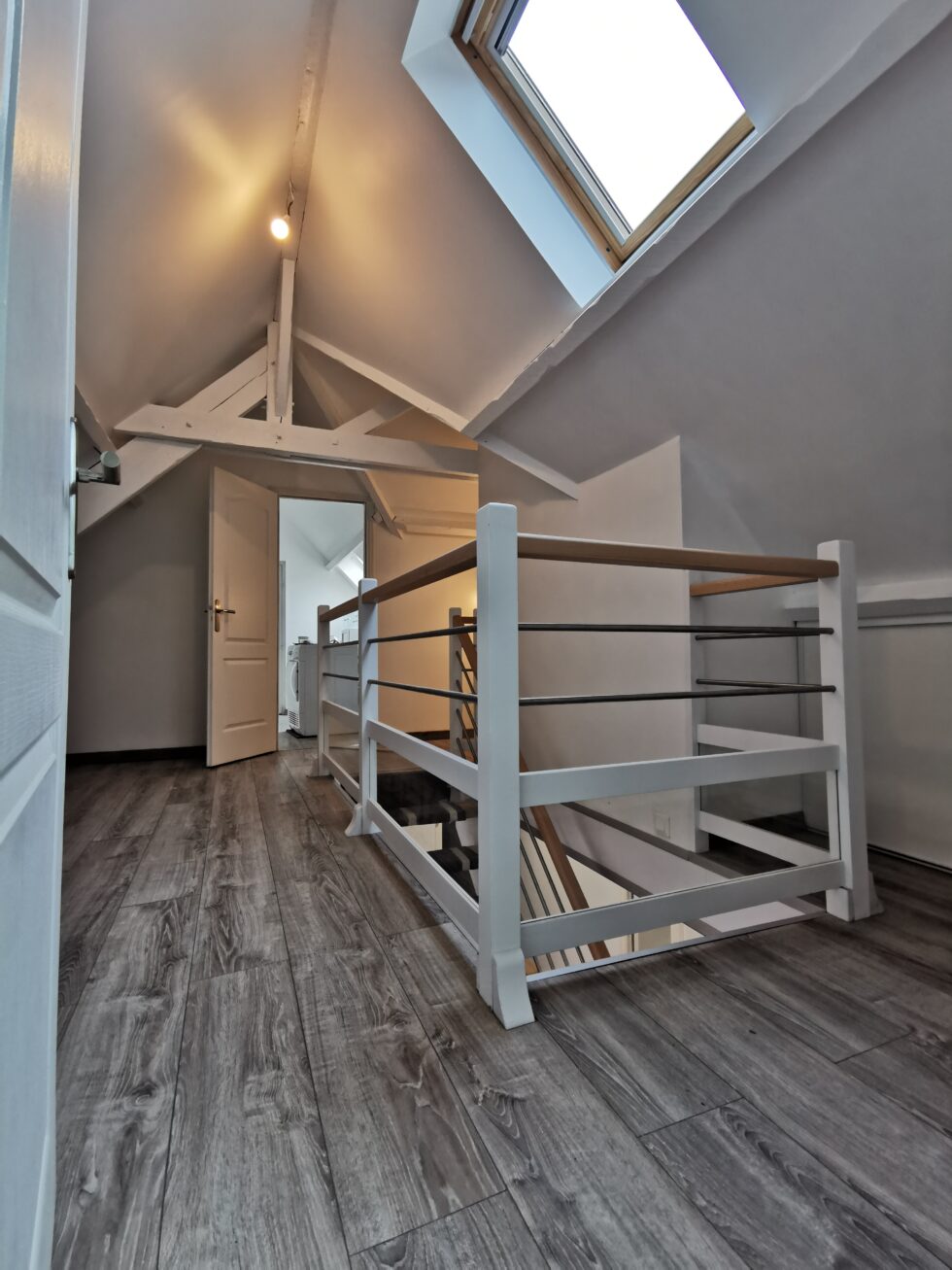 Couloir et escalier des combles aménagés en un nouvel étage