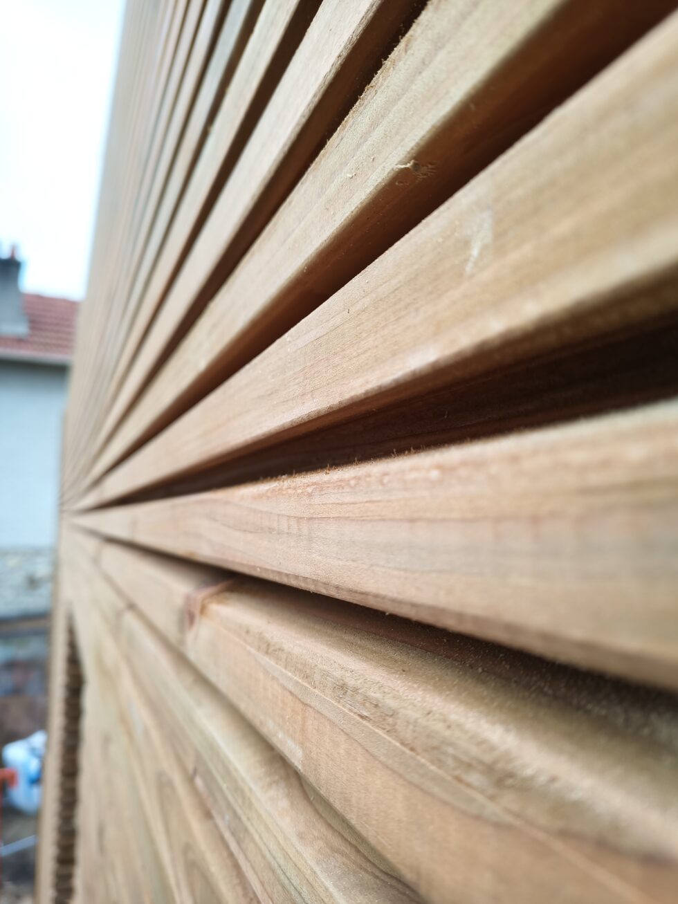 détails des murs en bois d'une extension de maison